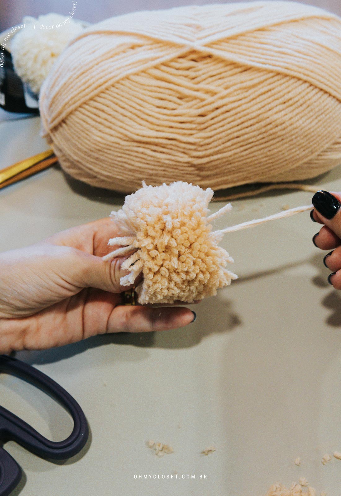 Passo 7: Fazendo a acabamento do pompom de lã feito em casa para decoração de natal.