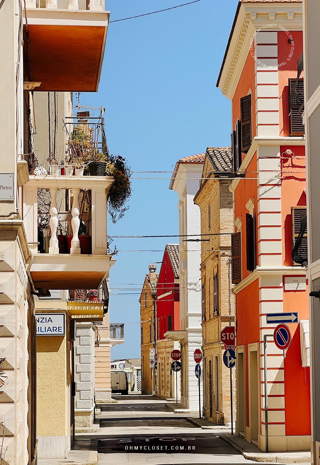 Ruas que ligam o centro da cidade ao calçadão da praia em Porto Recanati.