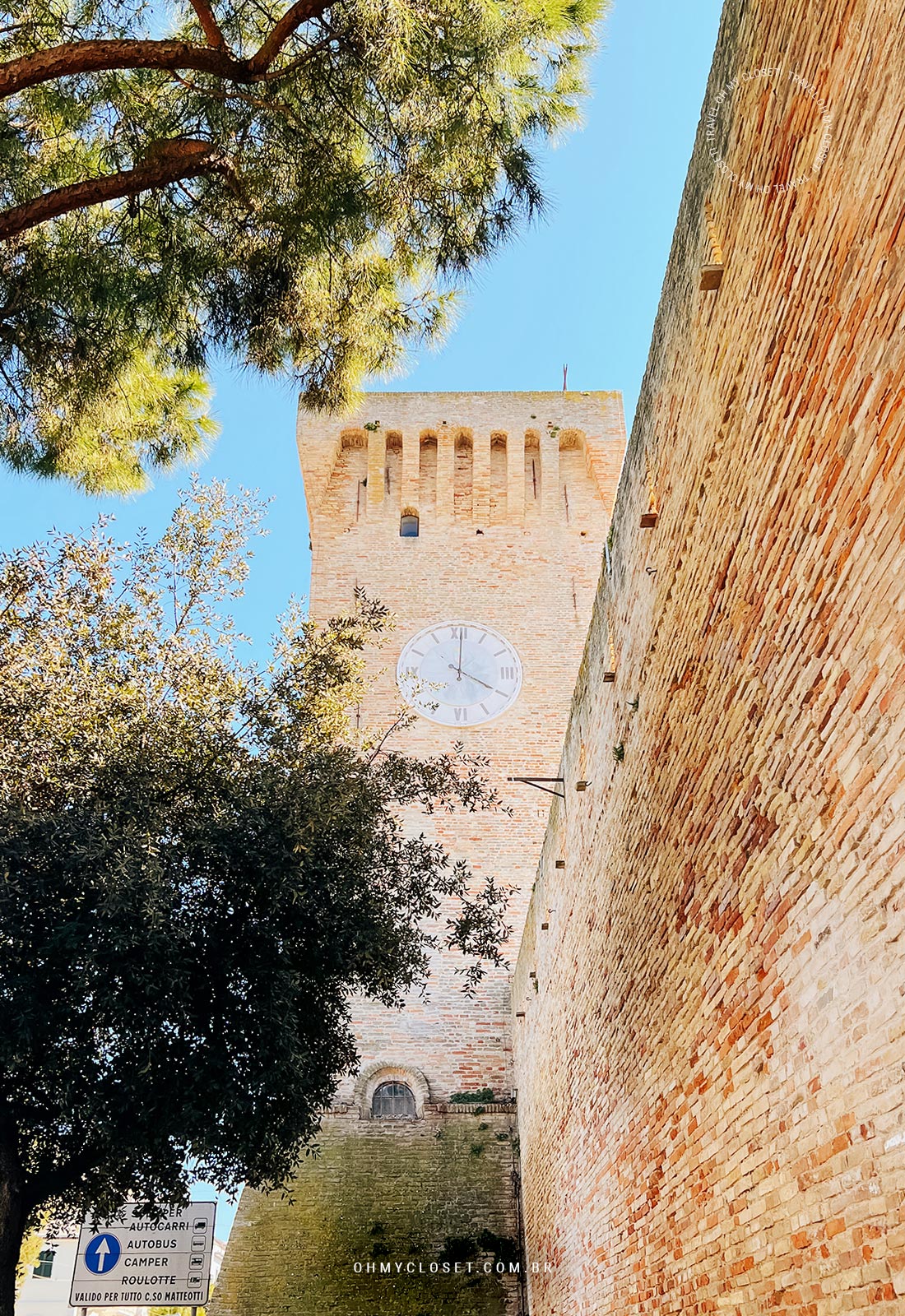Muralhas e torre do Castello Svevo em Porto Recanati