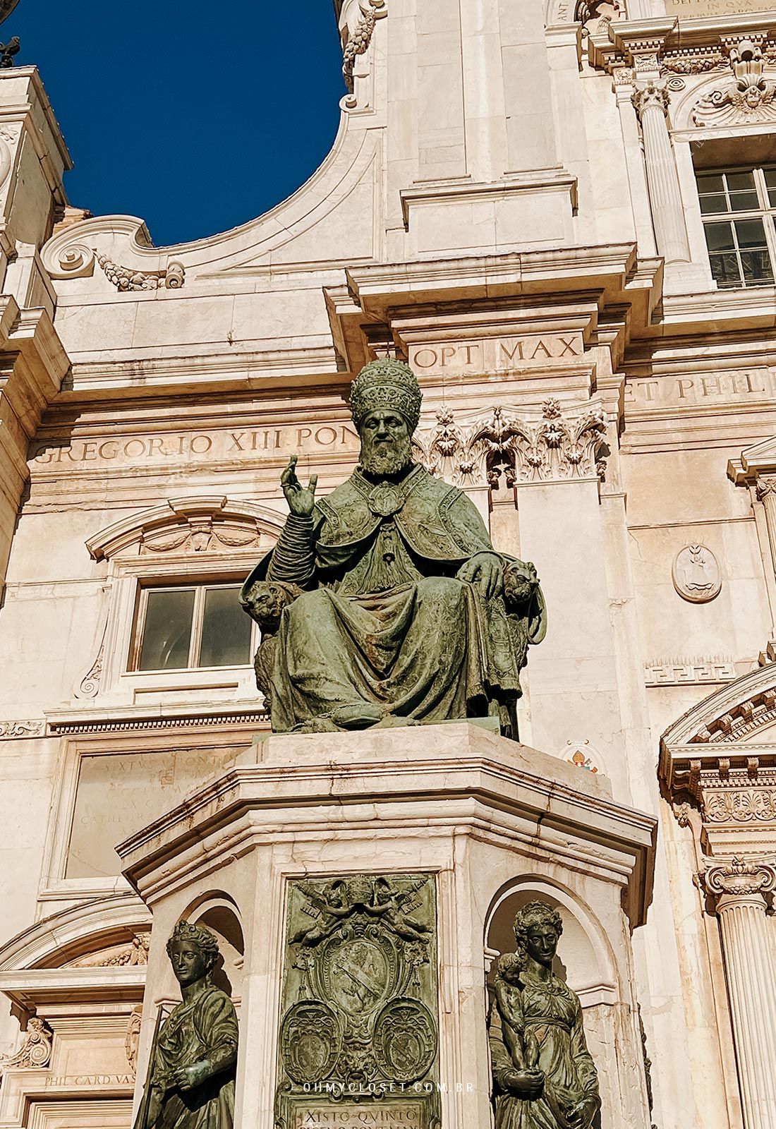 Estátua do Papa Sisto V na frente da Basilica della Santa Casa em Loreto