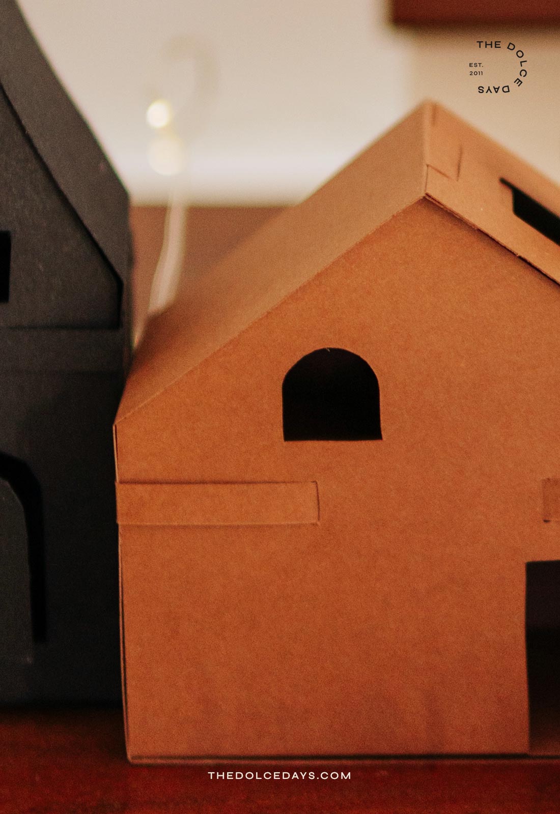 Detalhe de uma casinha da vila natalina feita em casa com papel