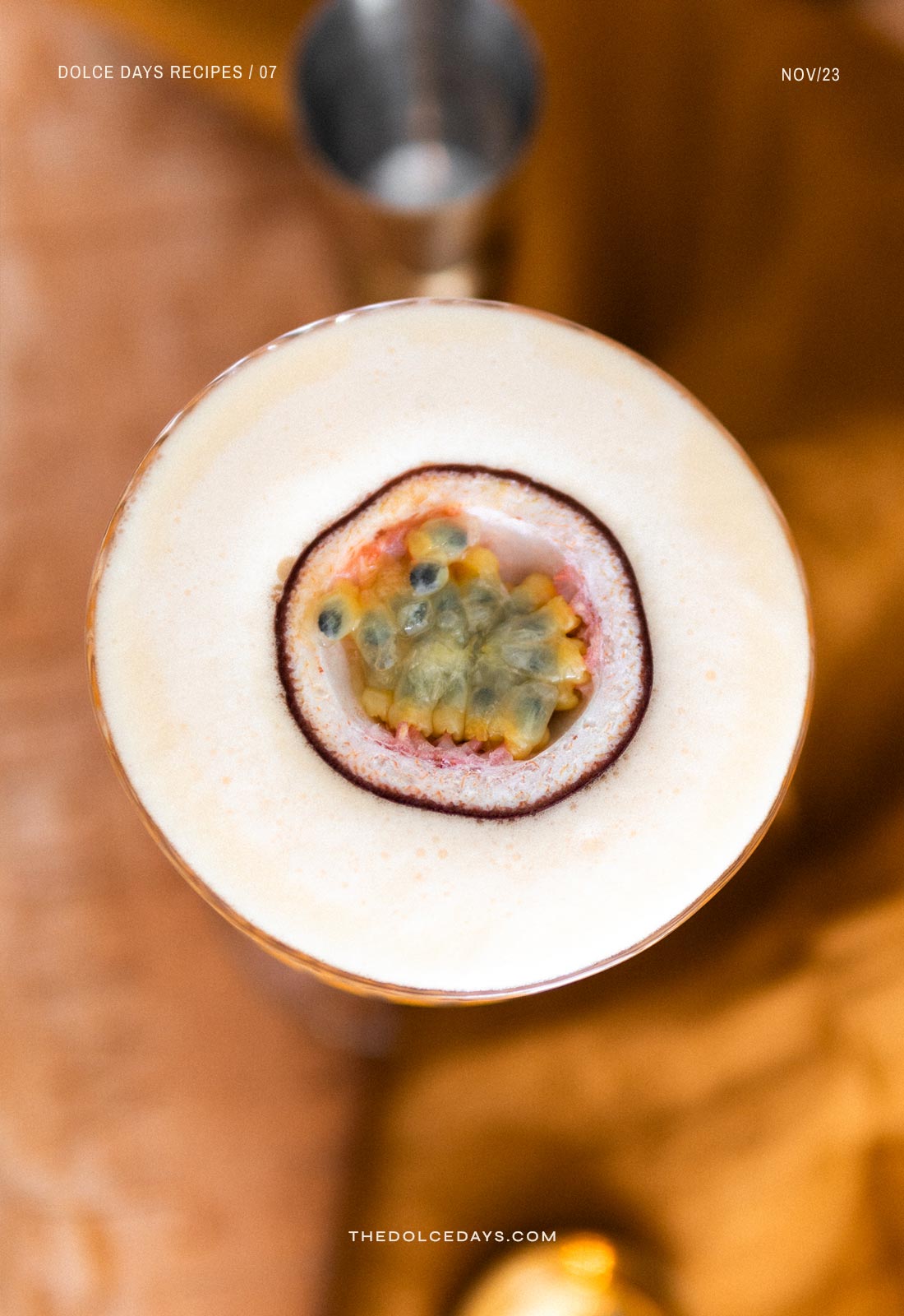 Detalhe do maracujá aberto dentro do drink para decoração.