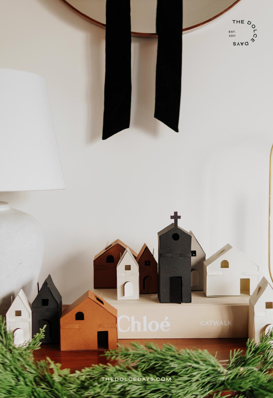 Detalhe da vila natalina com casinhas em papel feita em casa.