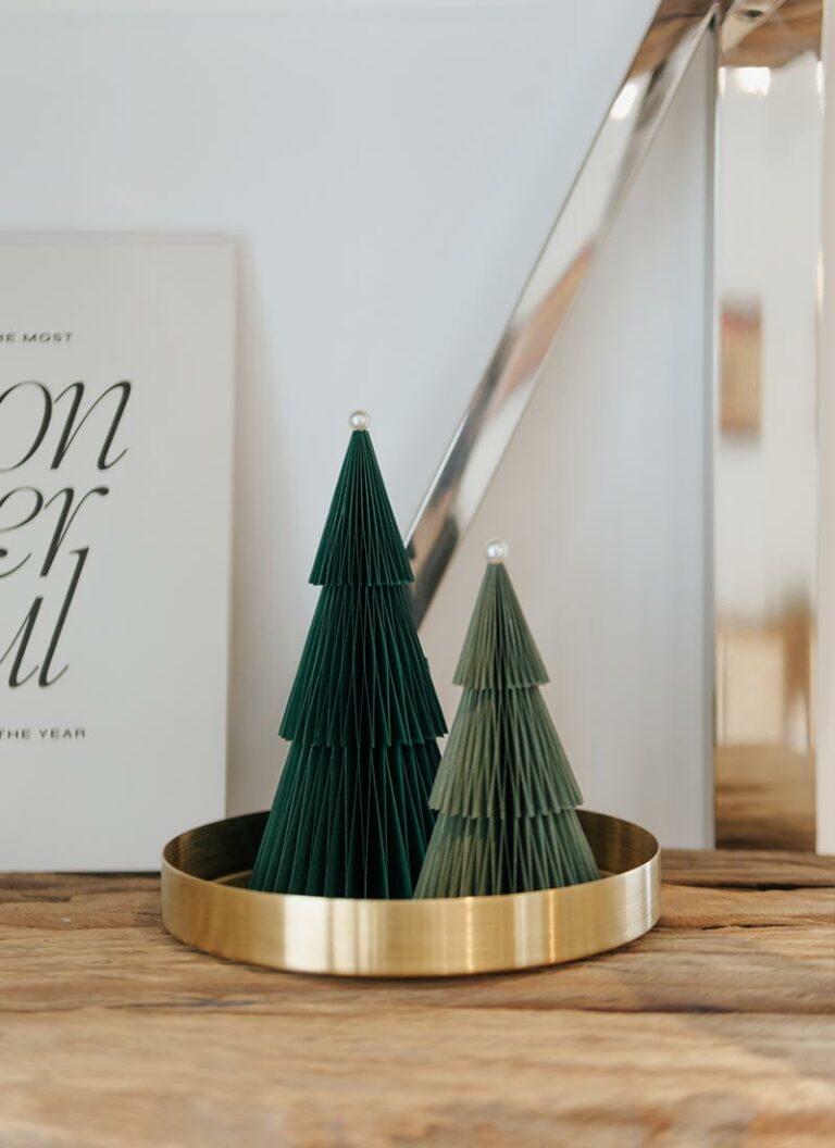 Como Fazer uma Mini Árvore de Natal de Papel