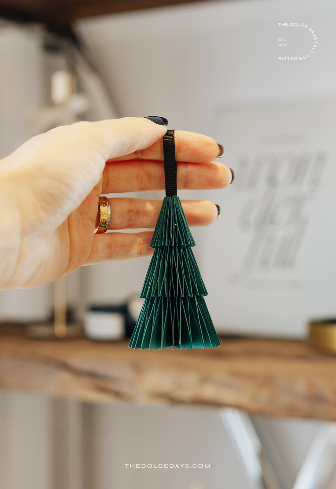 Enfeite de árvore de natal, mini árvore em papel feita em casa.