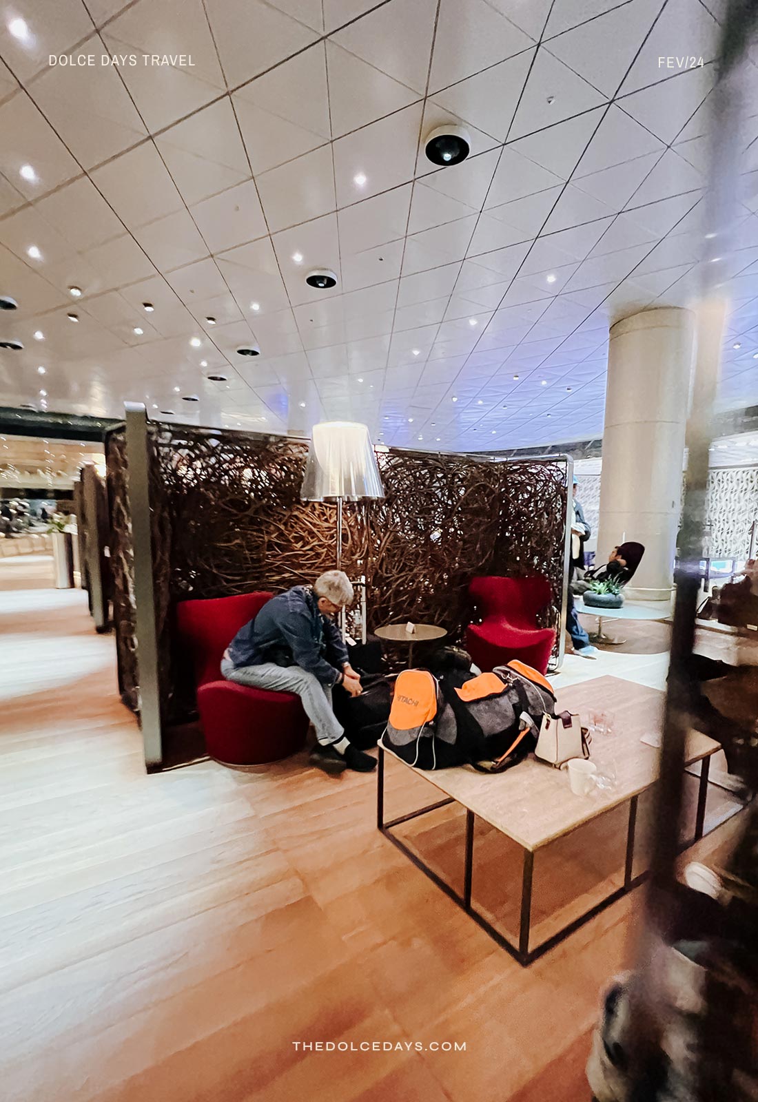 Áreas de descanso no lounge da executiva no aeroporto de Doha