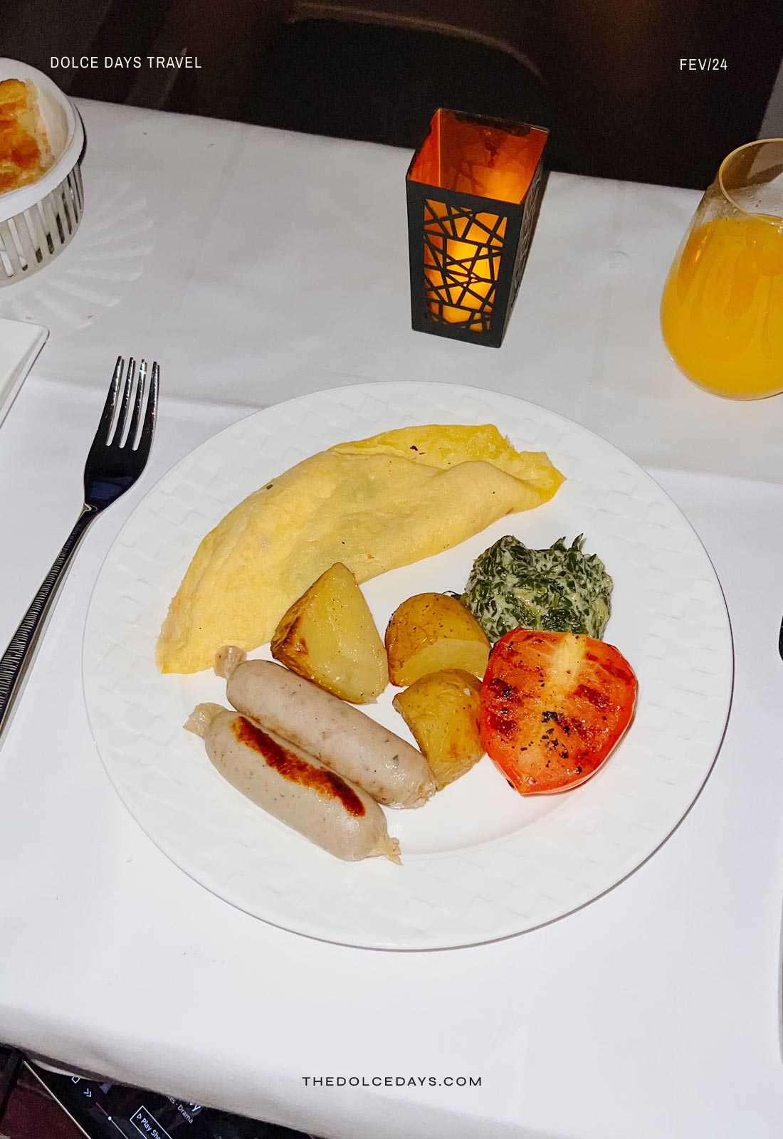 Café da manhã na executiva Qsuite Qatar Airways no Boeing 777-200 ER