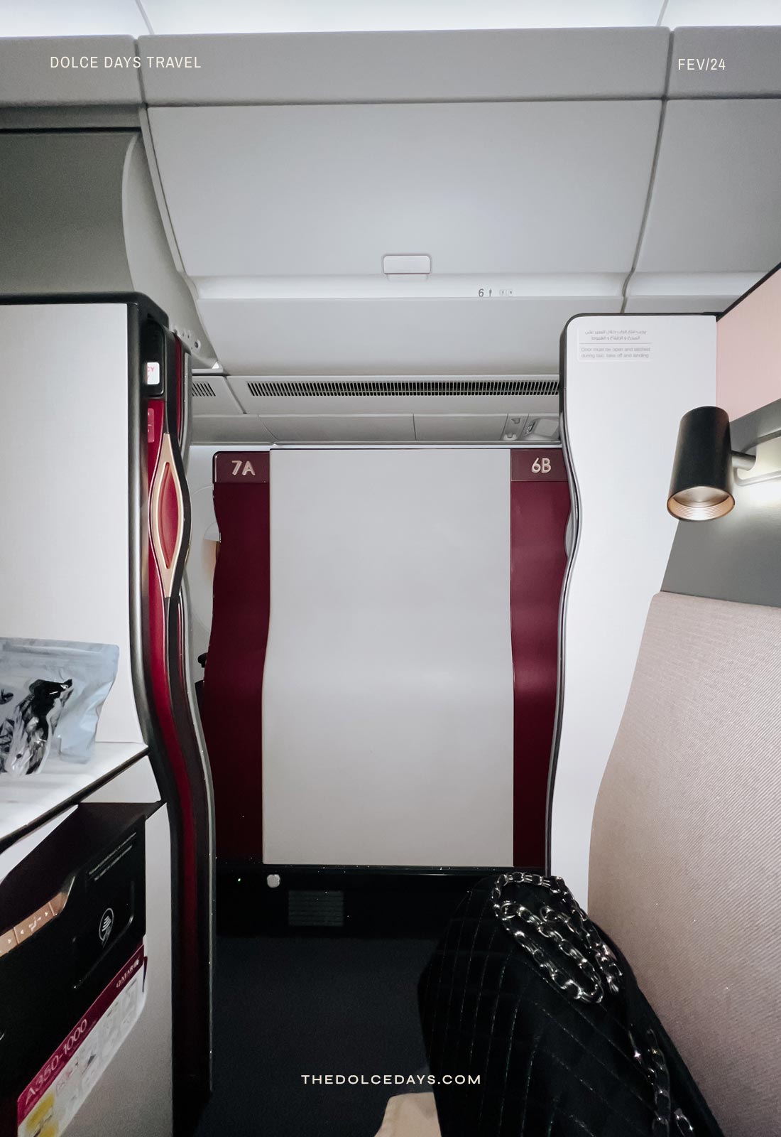 Porta da poltrona conjugada executiva Qsuite Qatar Airways no 787 Dreamliner