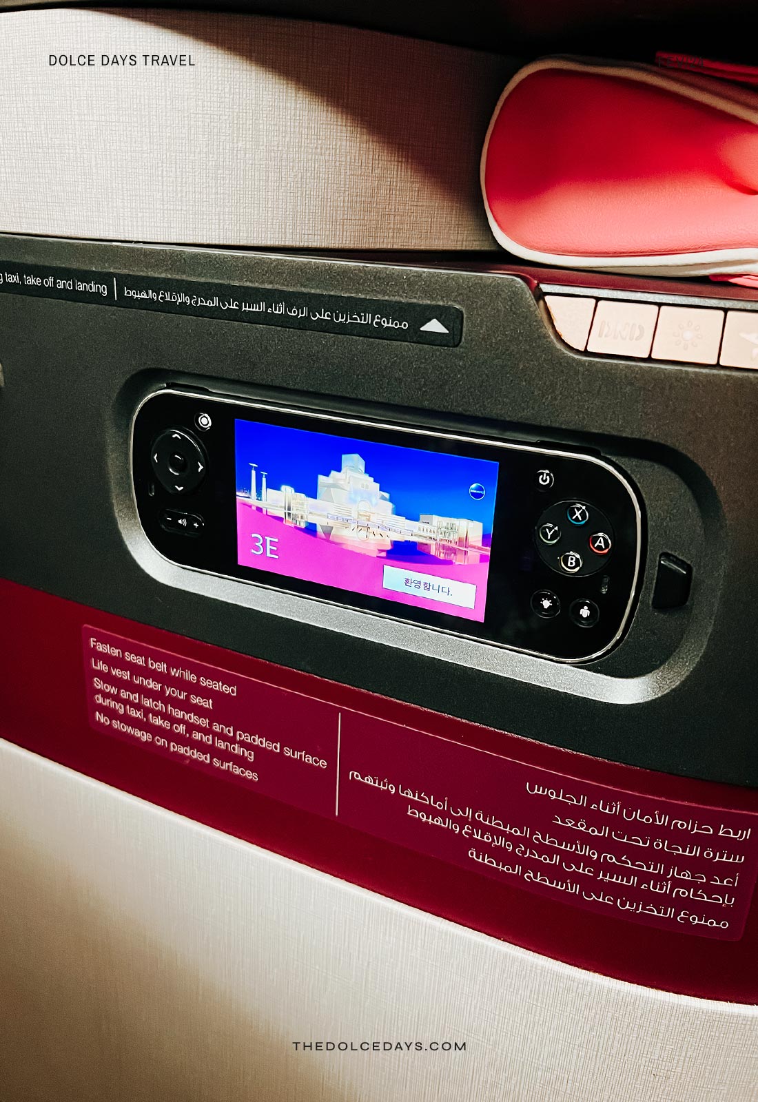 Controle do entretenimento na executiva Qsuite Qatar Airways no Boeing 777-200 ER