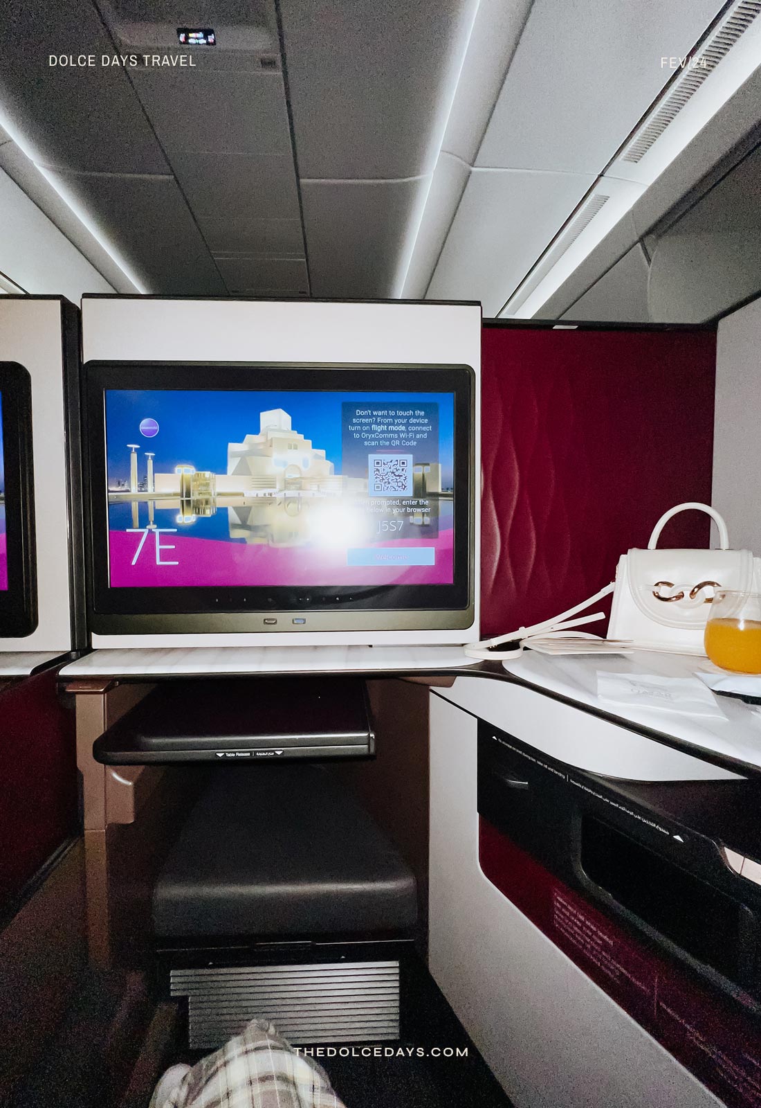 Espaço e visão frontal da executiva Qsuite Qatar Airways no 787 Dreamliner