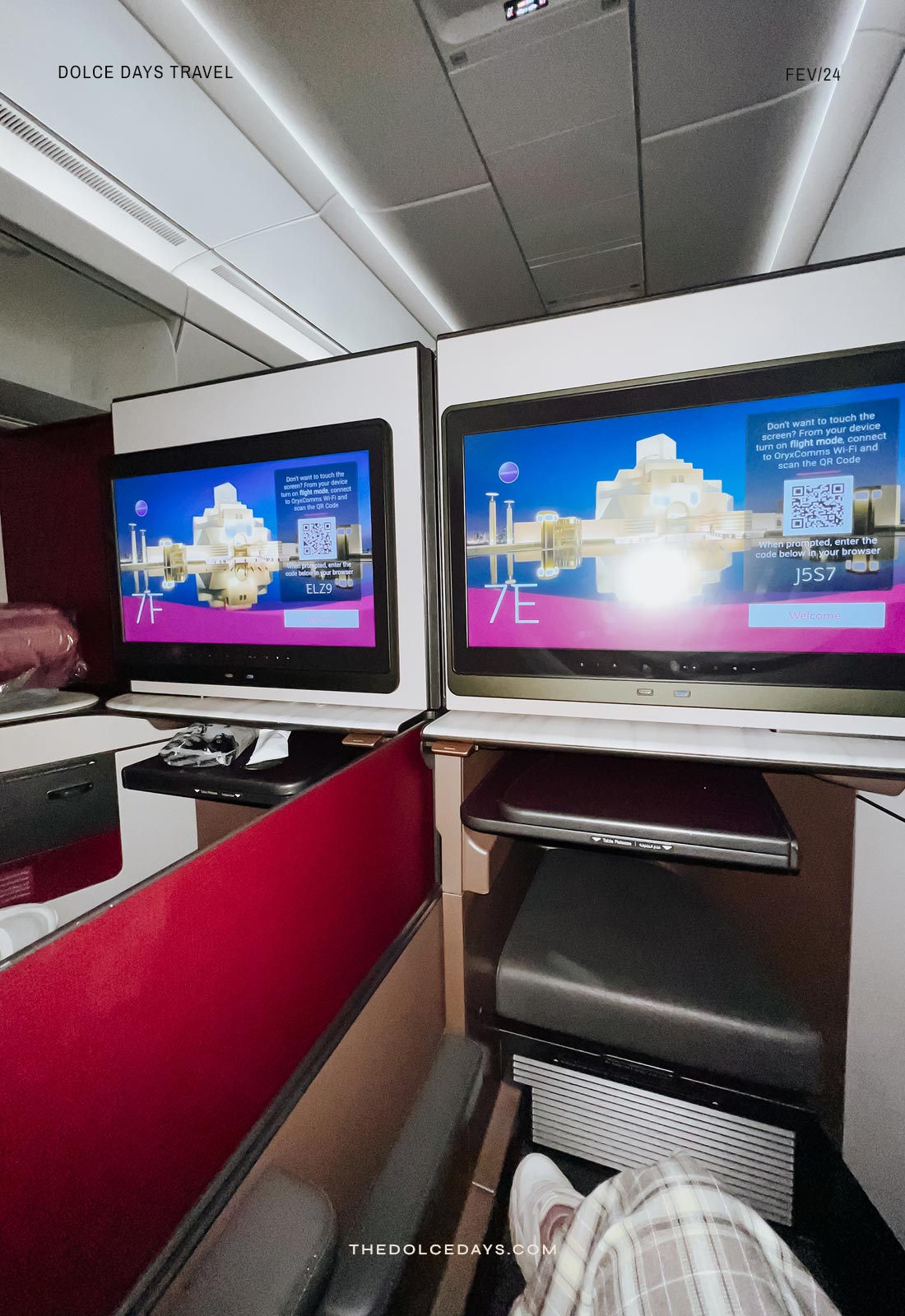 Telas de entretenimento das poltronas conjugadas da executiva Qsuite Qatar Airways no 787 Dreamliner
