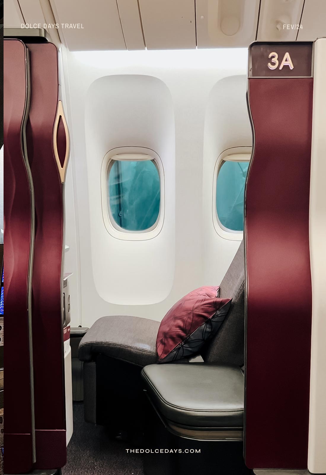 Detalhe do assento com porta para privacidade na executiva Qsuite Qatar Airways no Boeing 777-200 ER