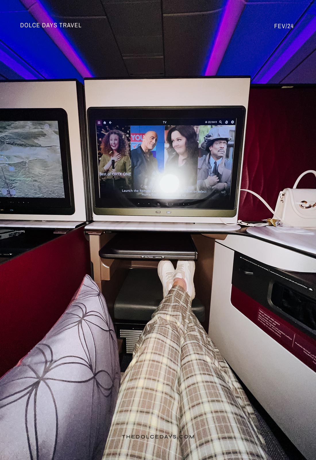 Espaço para os pés na poltrona conjugada da executiva Qsuite Qatar Airways no 787 Dreamliner