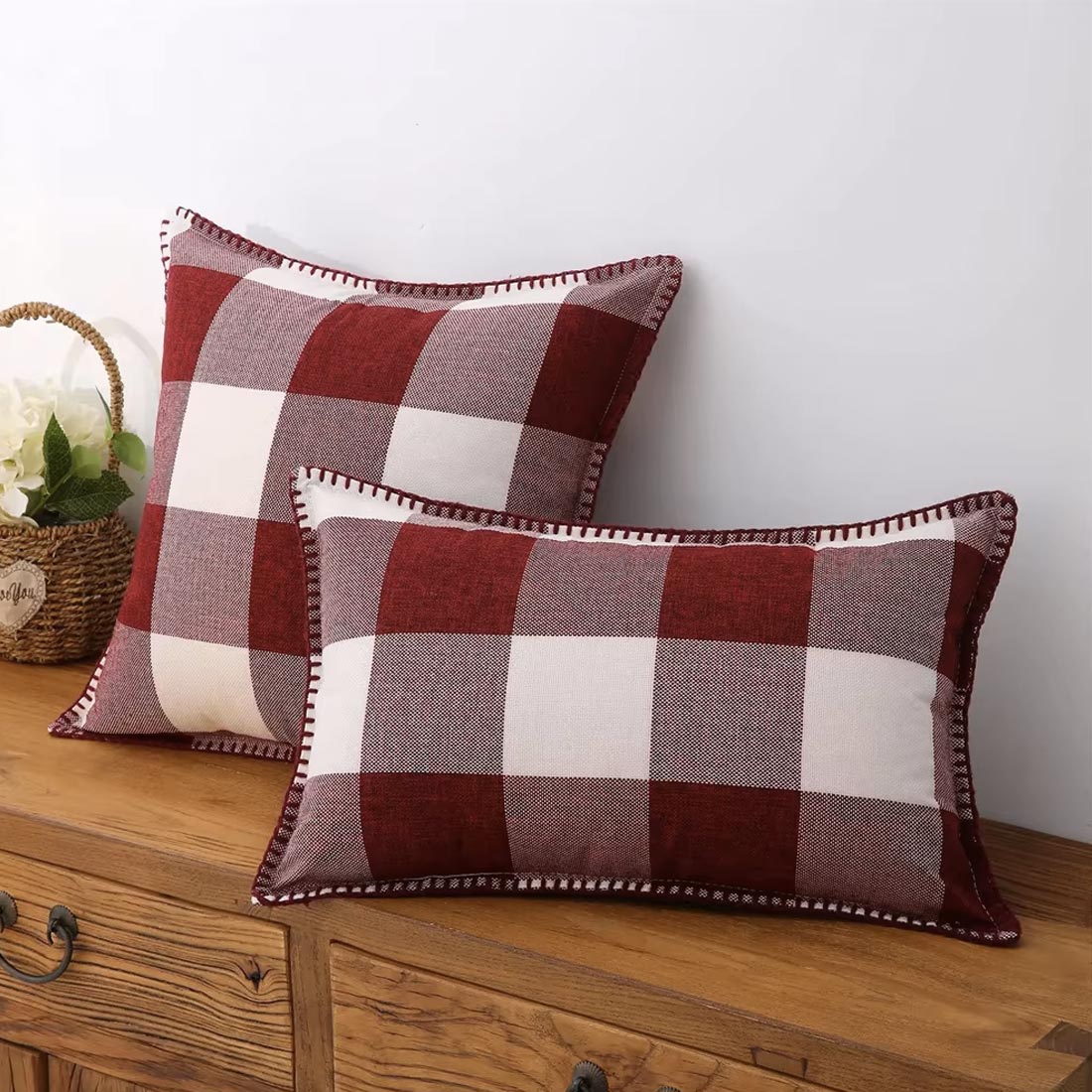 Almofadas em xadrez vermelho para o Natal