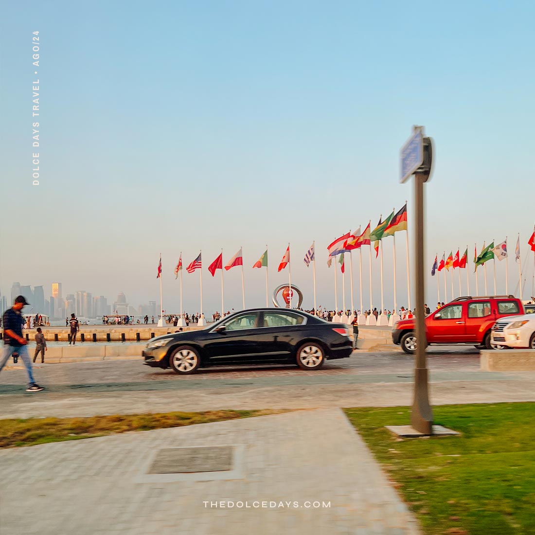 Praça com as bandeiras dos competidores da Copa de 2022 em Doha