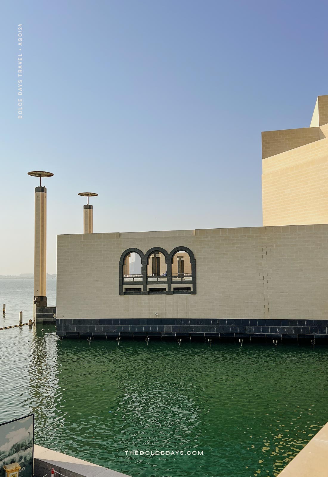 A baía de Doha cercando o Museu de Arte Islâmica
