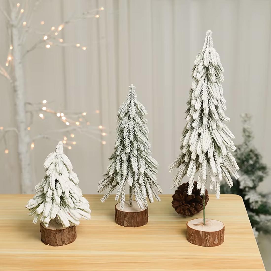 Mini árvores de Natal nevadas com toque realístico