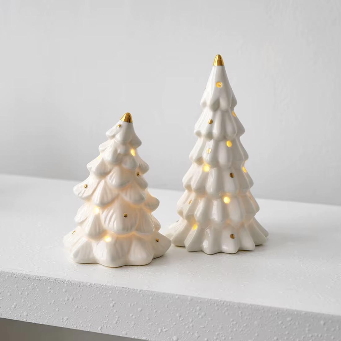 Mini árvore de Natal branca feita de cerâmica