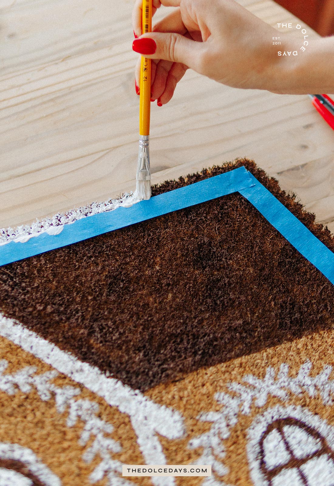 Pintando as bordas com tinta acrílica branca