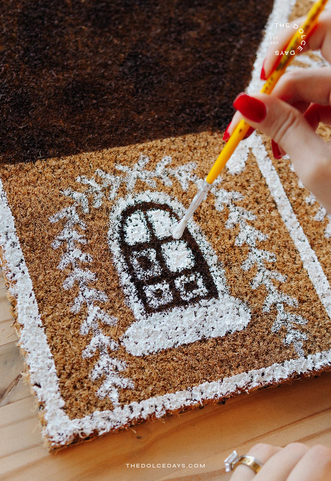 Desenhando os detalhes das janelinhas no capacho de Natal