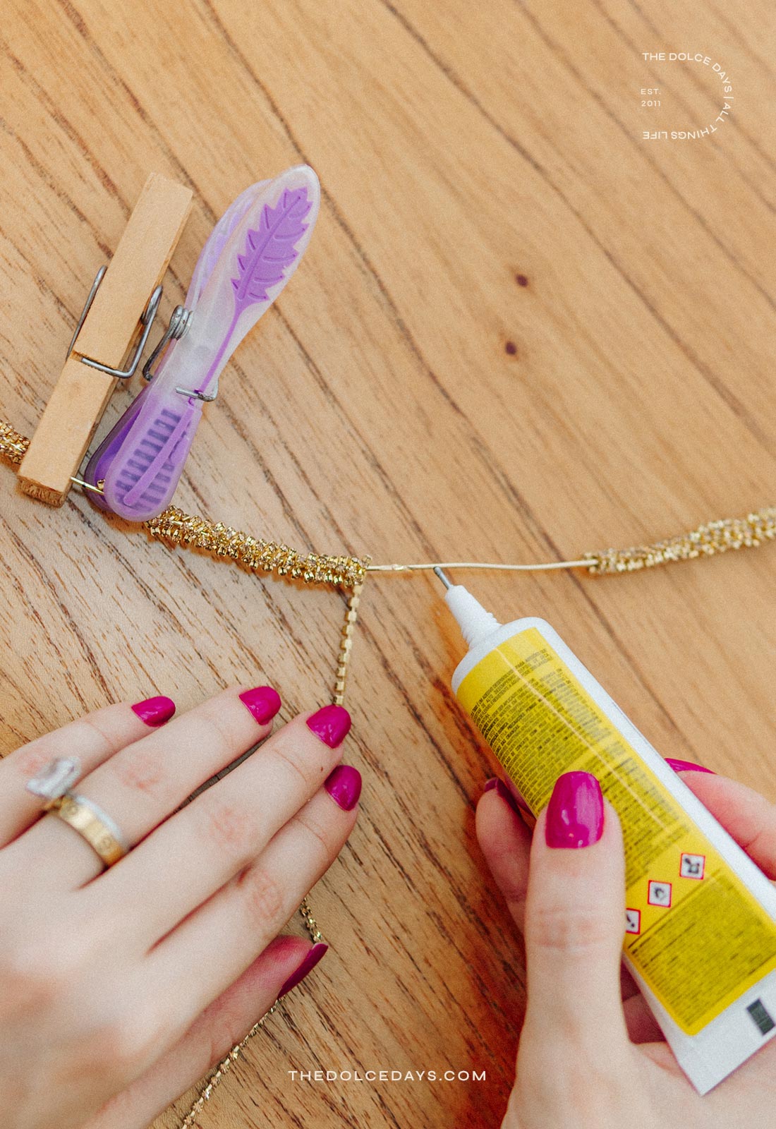 Enrolando e colando a corrente de strass no arame