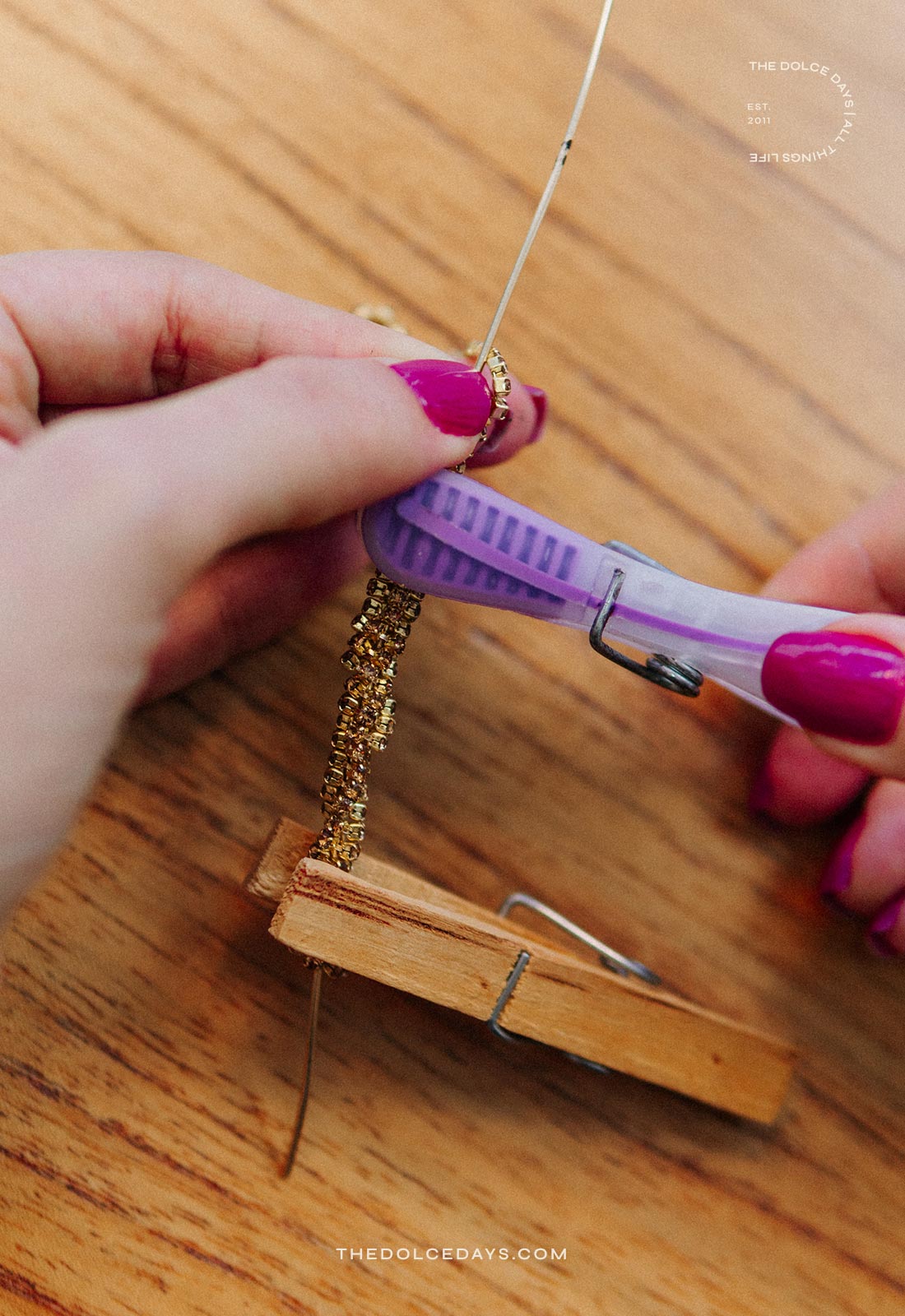 Passo a Passo Laço de Natal feito com corrente de strass