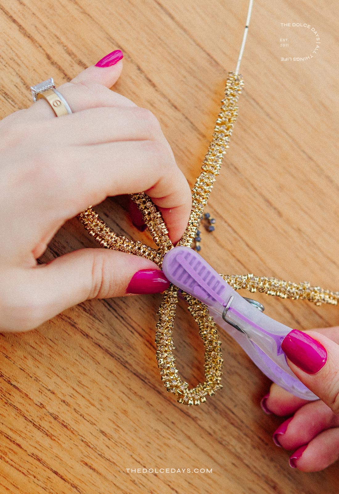 Fixando com um prendedor até a cola secar