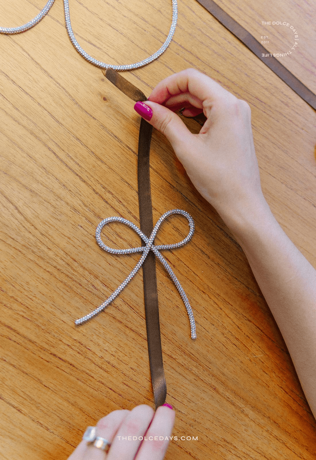 Amarrando a fita de cetim no centro do laço