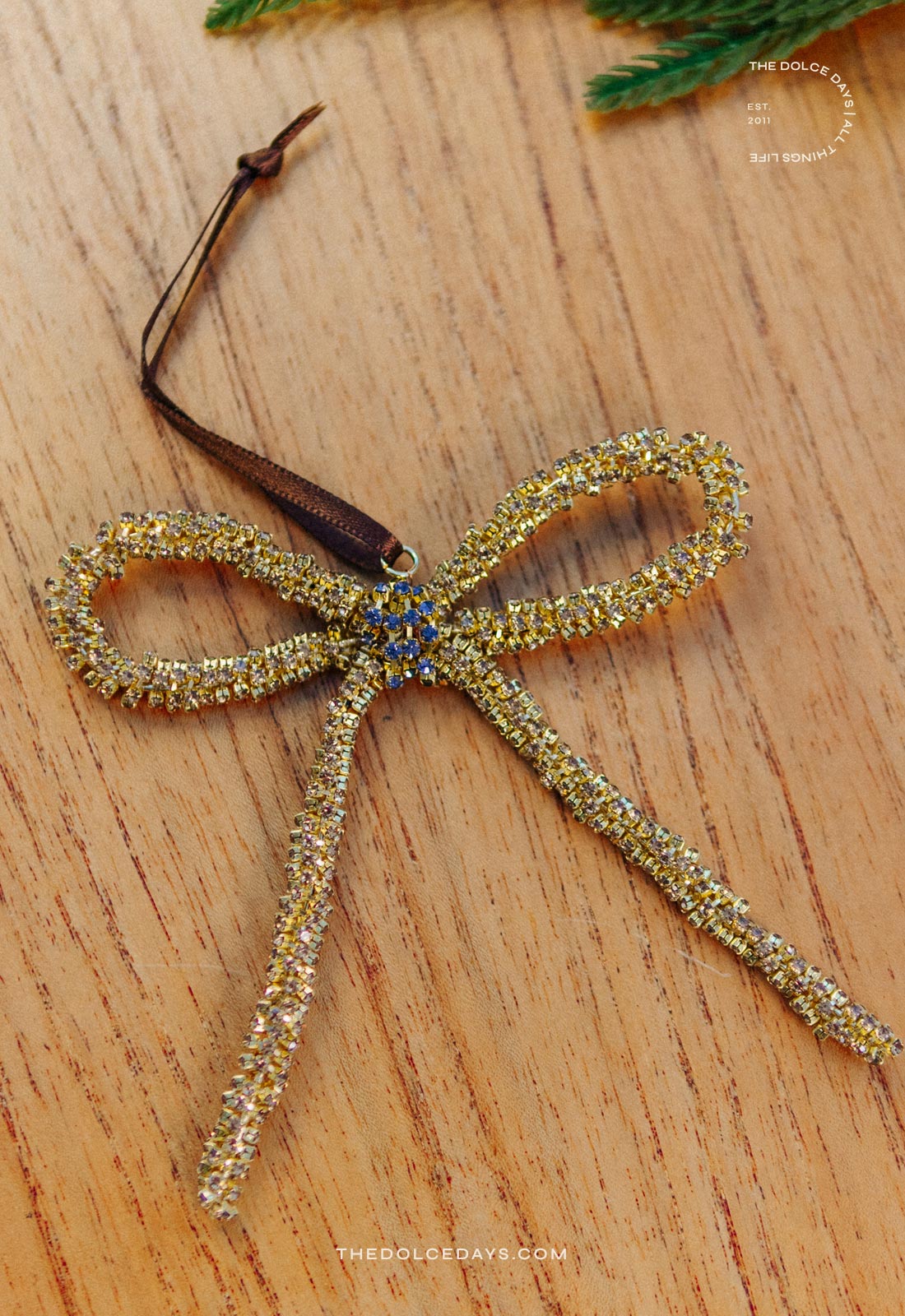 Laço de strass para árvore de Natal feito em casa por R$115 a menos do que o original da Zara