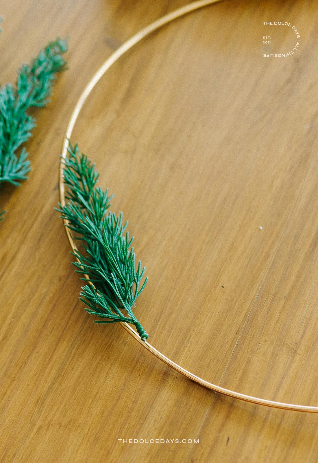 Colocando o raminho na posição no aro de metal