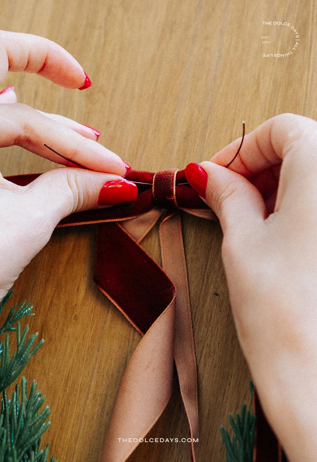 Passando o arame pelas costas do laço