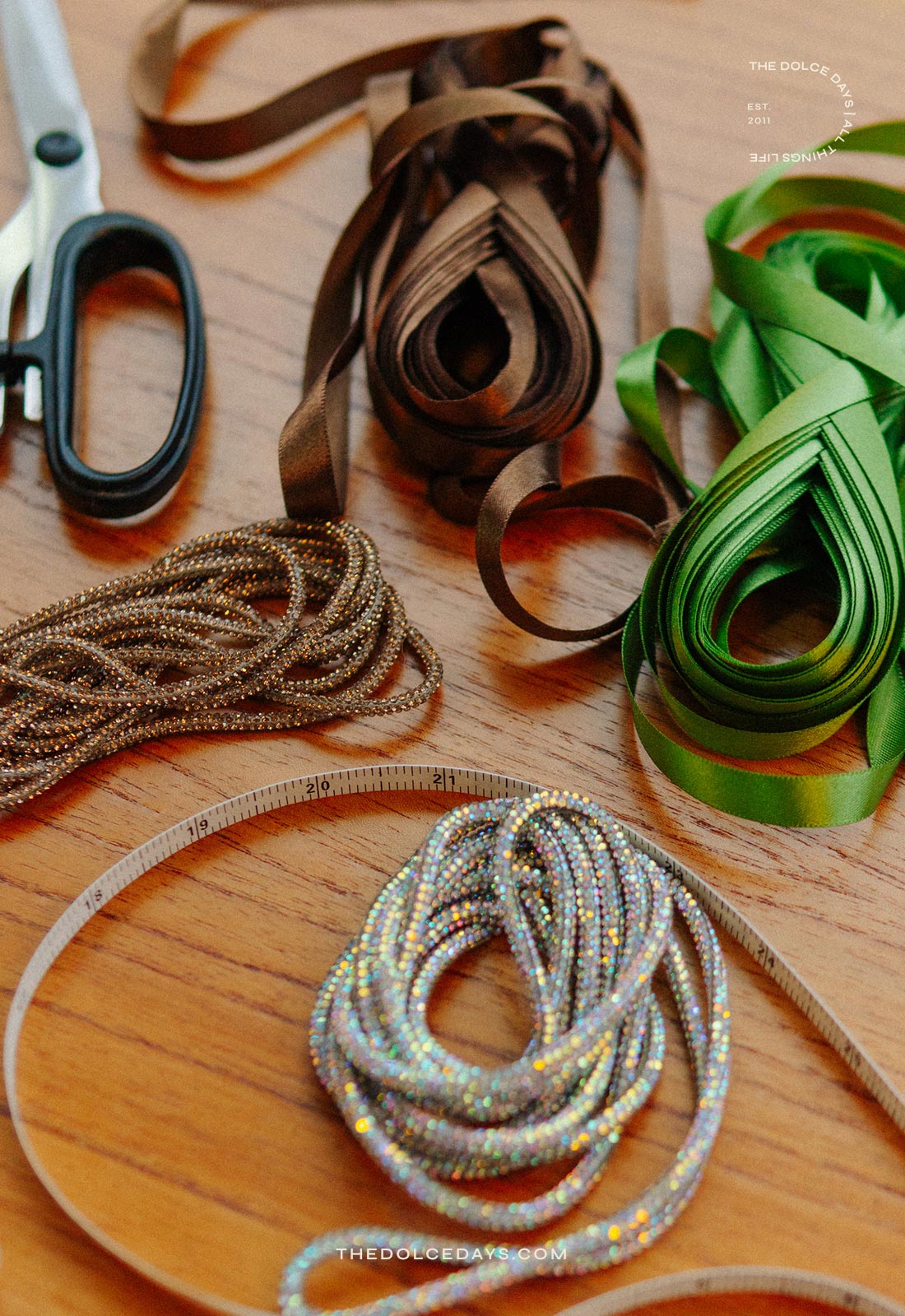 Materiais para fazer um enfeite de Natal com tubo de strass