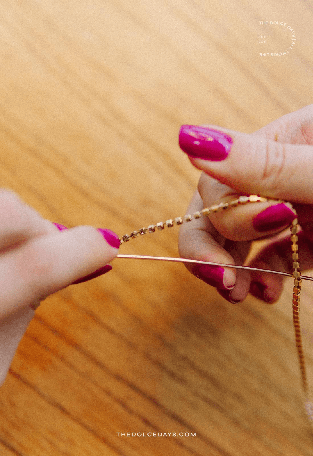 Enrolando a corrente de strass no arame