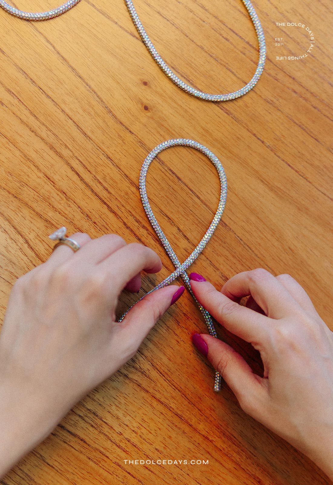 Cruzando as pontas do tubo de strass