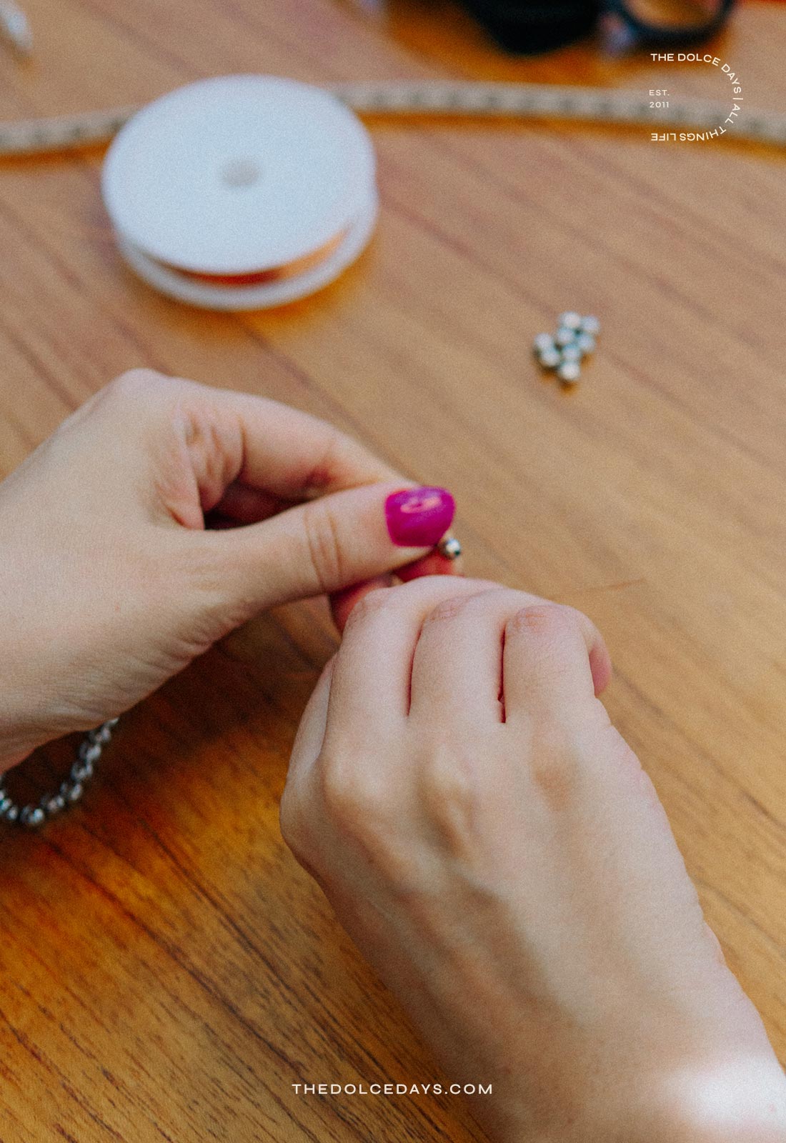 Torcendo o arame entre as miçangas para finalizar