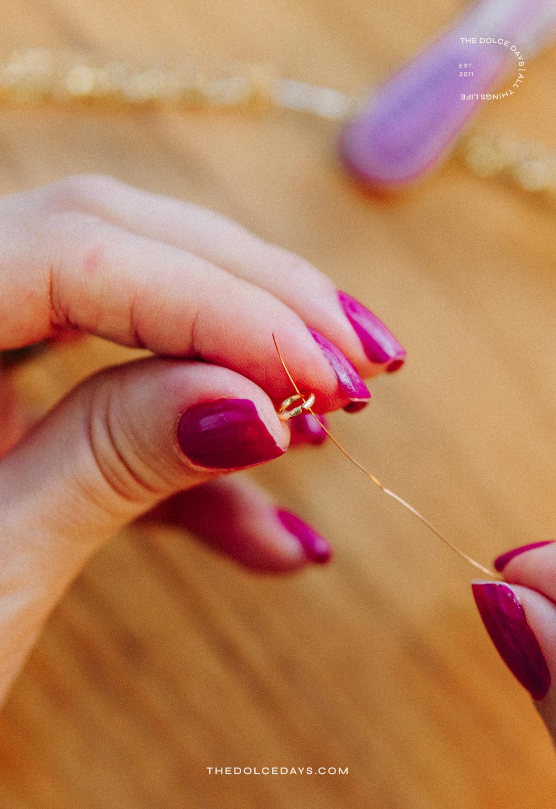Passando o arame cabelo de anjo pela argola que vai ser o pendurador
