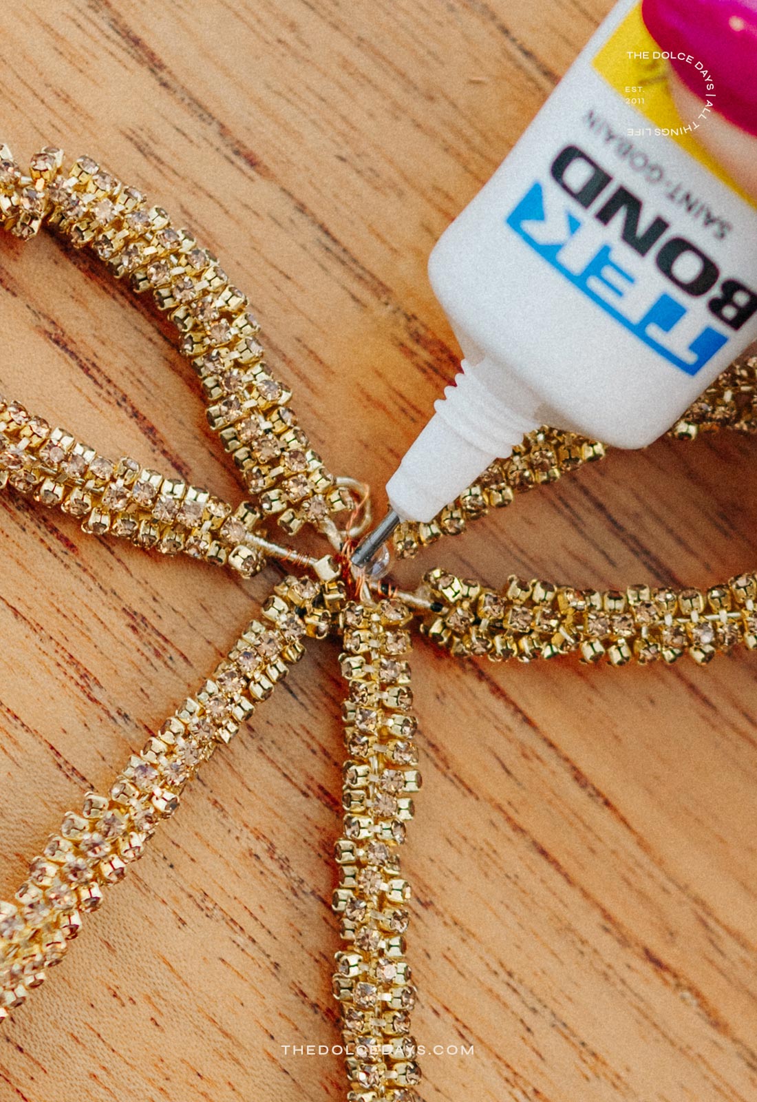 Aplicando cola no centro do laço