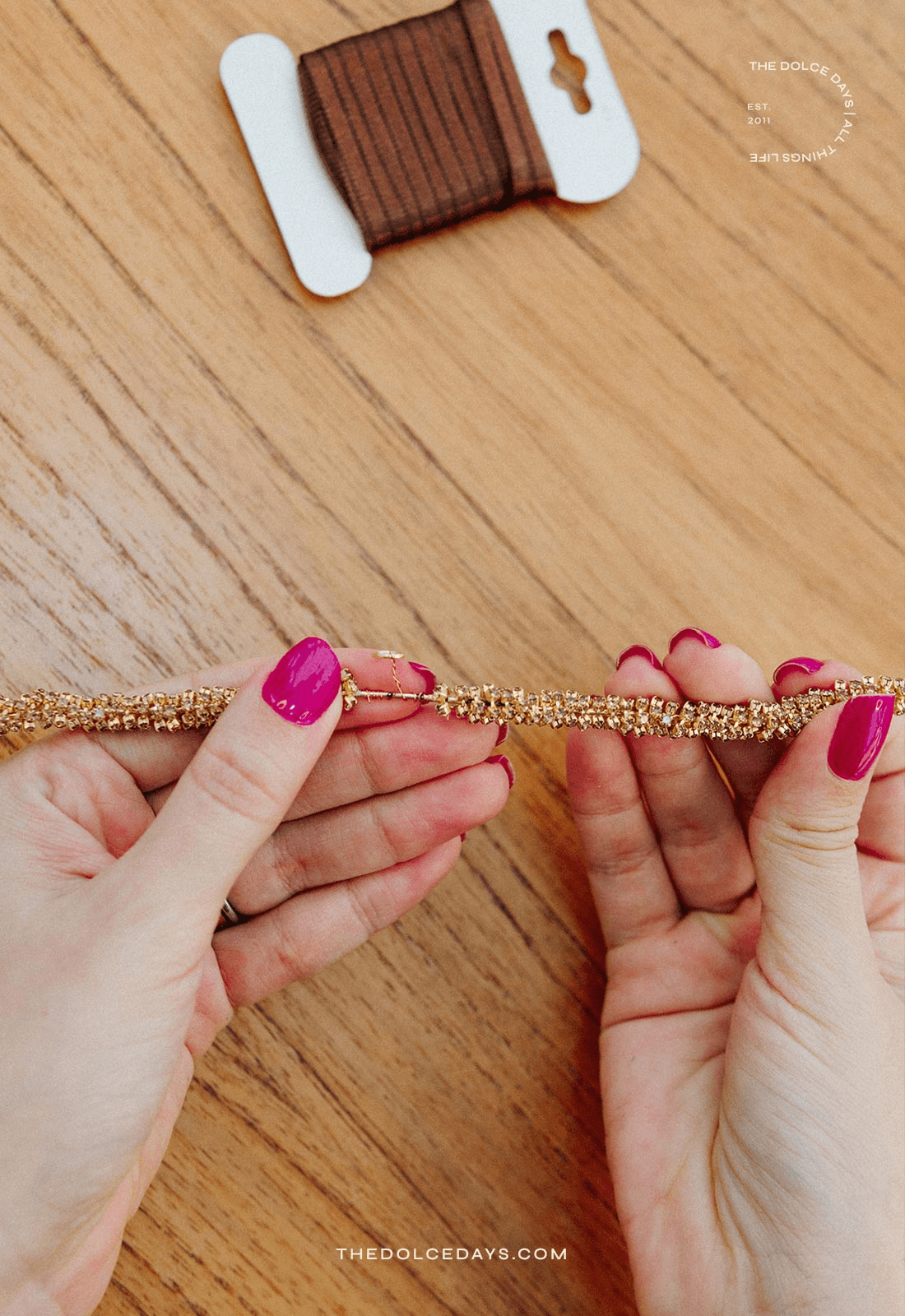 Como moldar o laço depois de enrolar a corrente de strass no arame