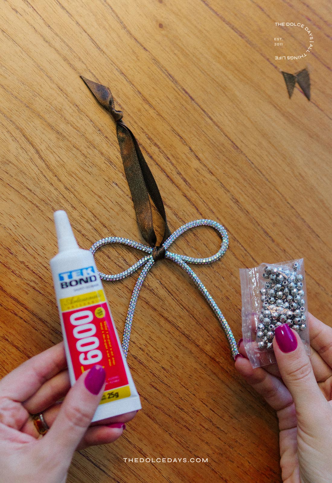 Passo opcional do laço com tubo de strass