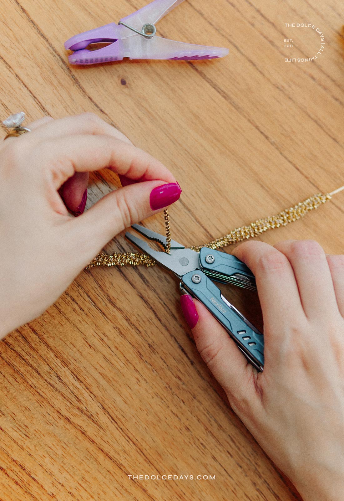 Cortando o excesso da corrente de strass