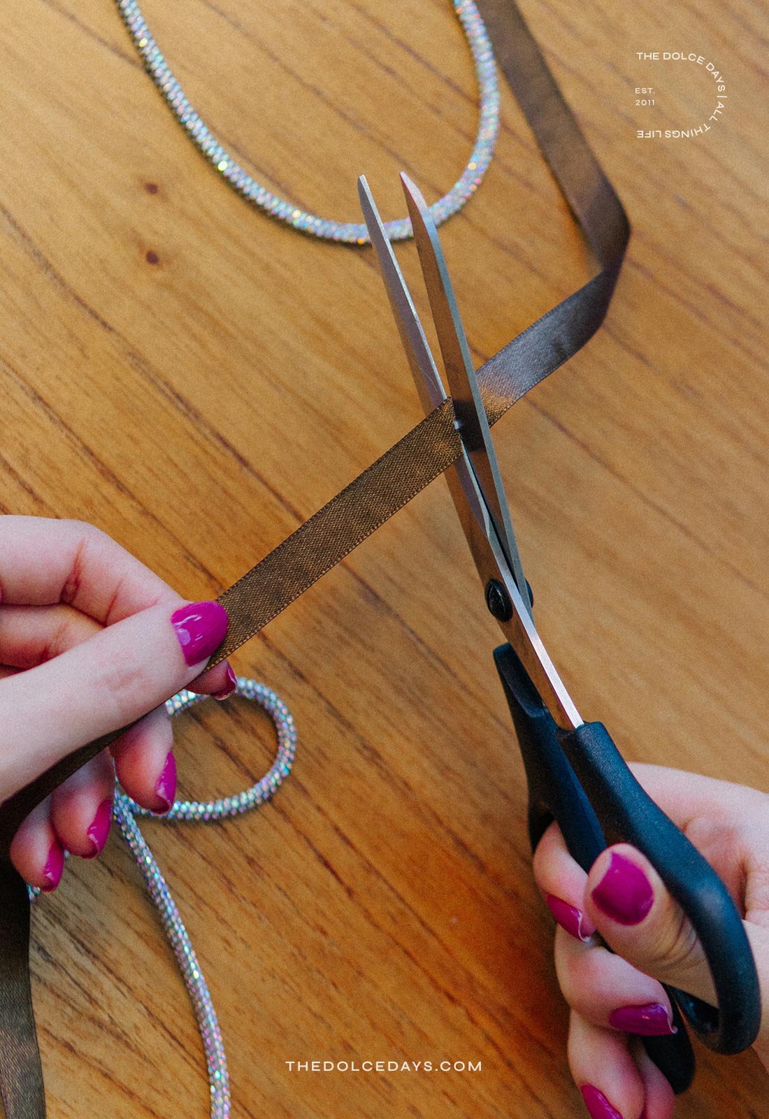 Cortando um pedaço de fita de cetim