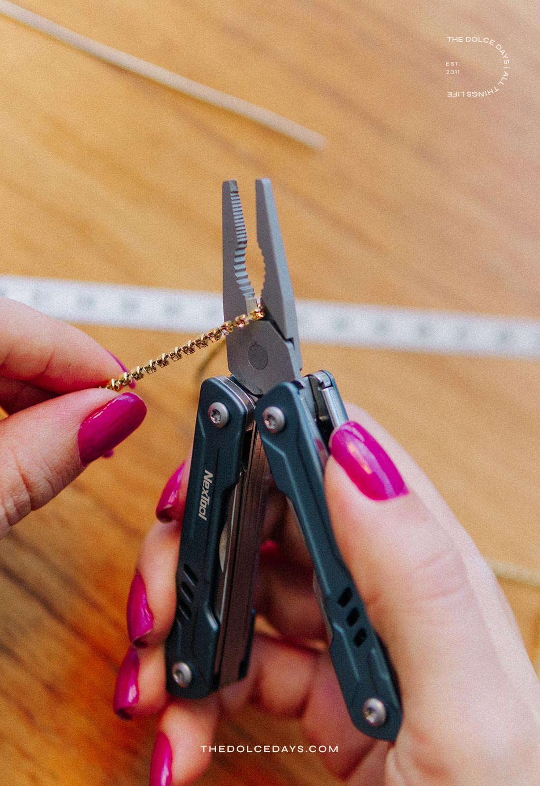 Cortando a corrente de strass