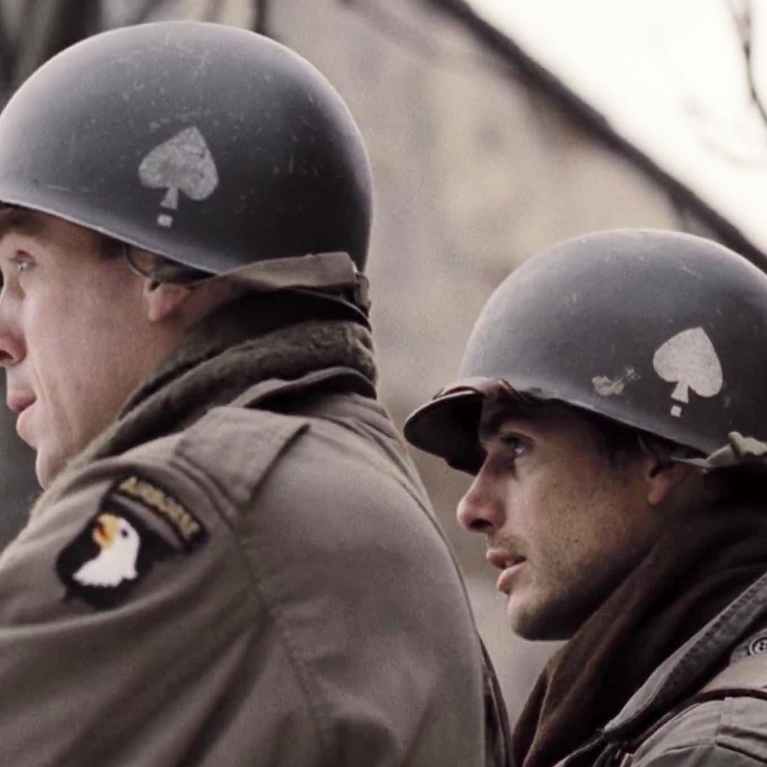 Capacete com símbolo de Espadas em Band of Brothers