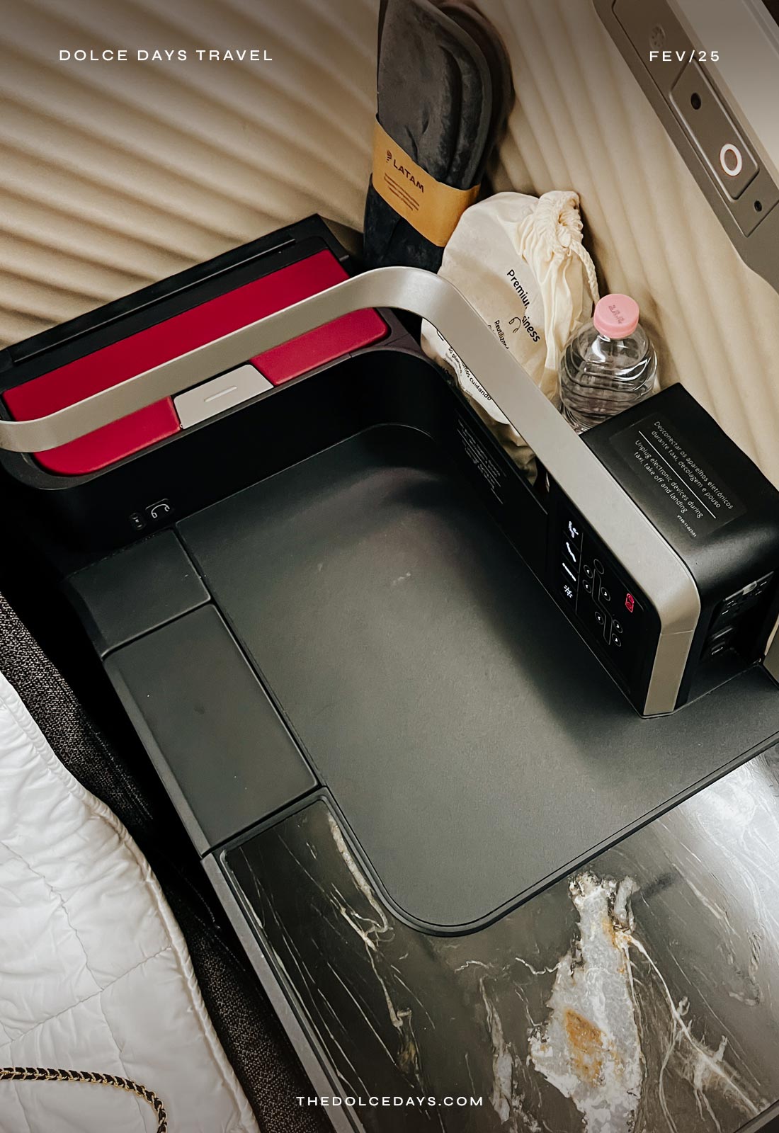 Console e compartimentos de armazenamento na LATAM Premium Business