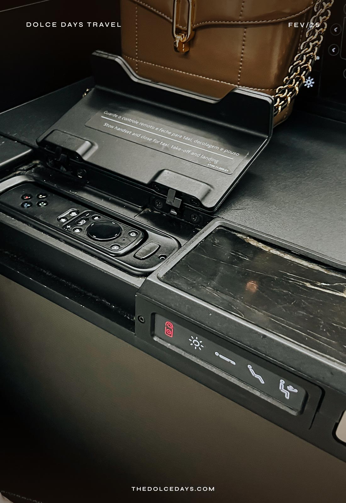 Controle remoto para a central de entretenimento e ajustes da poltrona no console