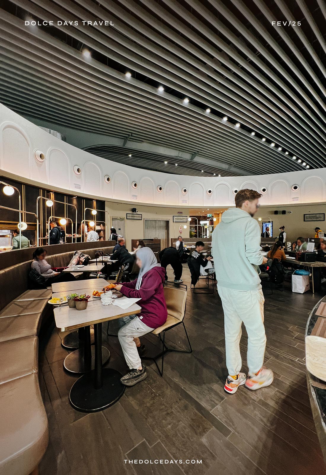 Buffet de refeições no Plaza Premium Lounge, no aeroporto de Roma