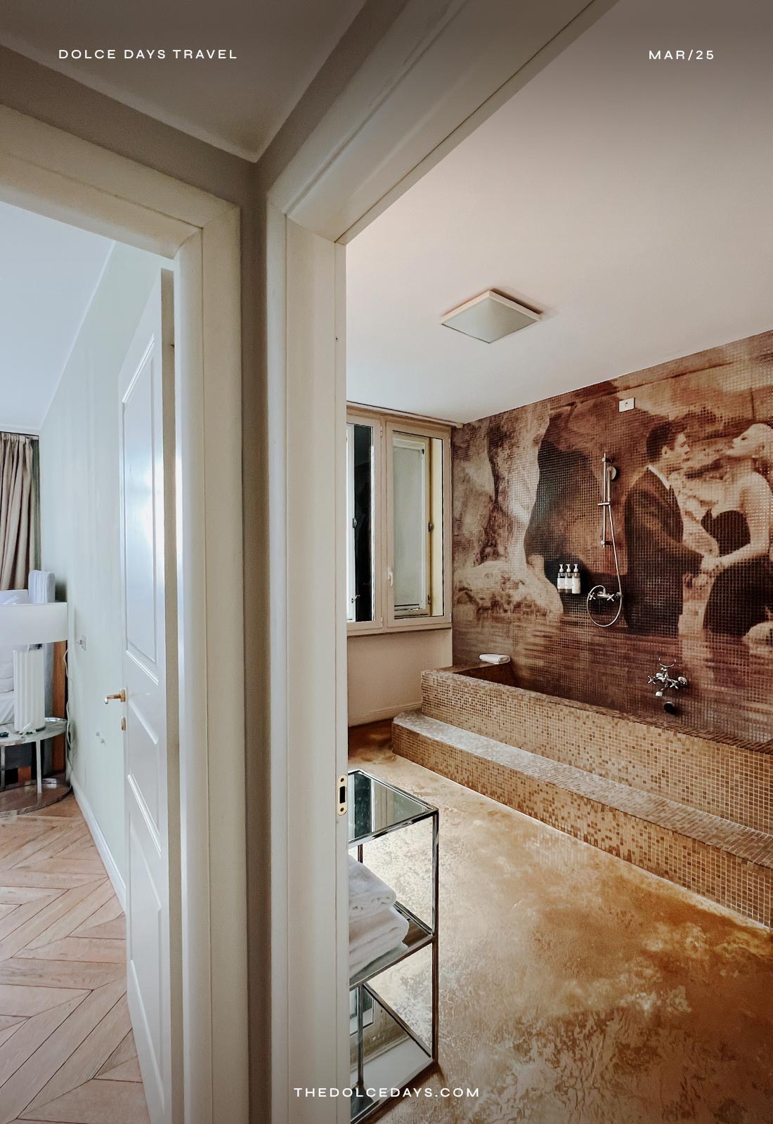 Detalhe do banheiro no quarto Deluxe, com chuveiro na banheira