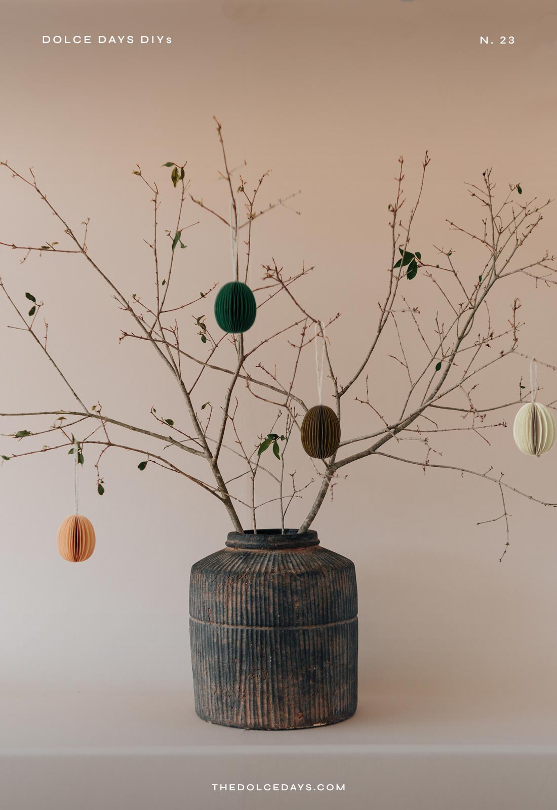 Decoração de Páscoa: Osterbaum enfeitada com ovos de Páscoa de papel, por The Dolce Days