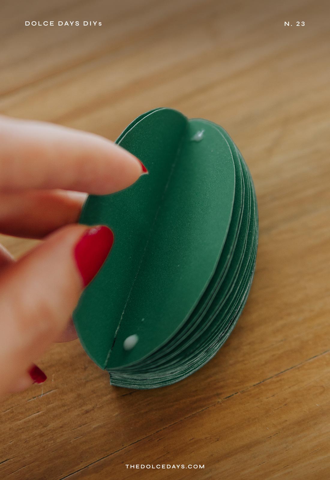 Processo de colagem dos ovo de Páscoa de papel com molde grátis