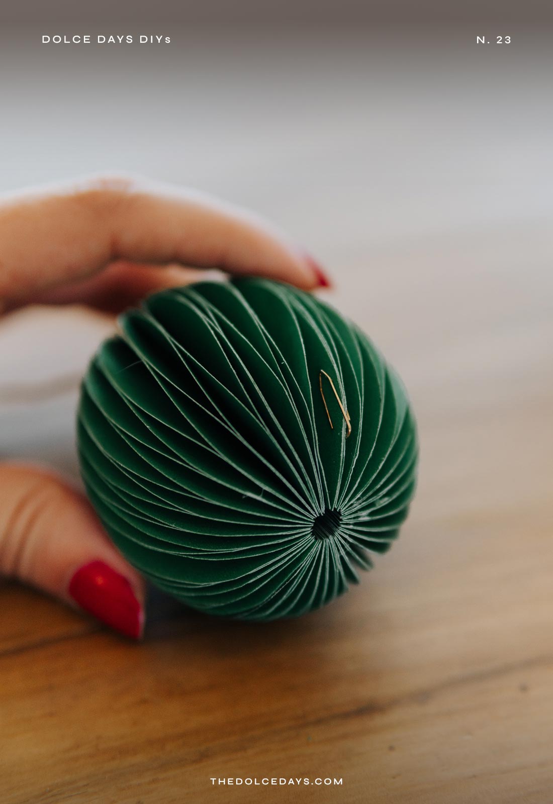 Finalizando a montagem dos ovos de Páscoa de papel 